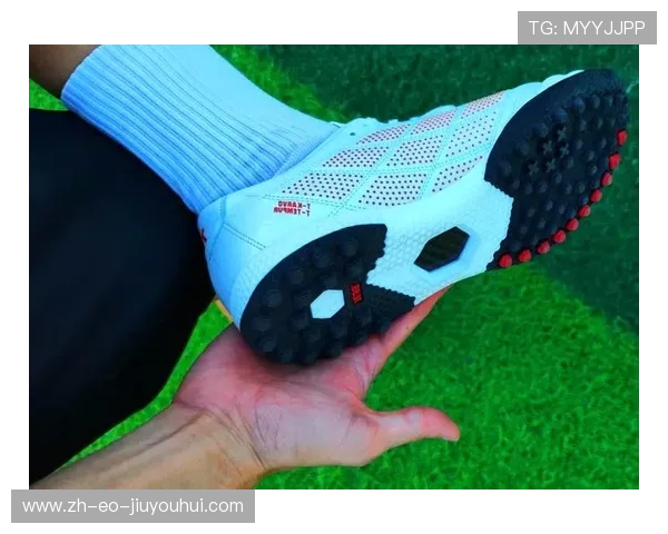 舒适女足球鞋推荐让你在赛场上尽享轻盈与自如的穿着体验