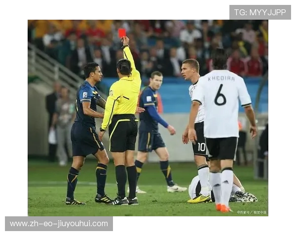 足球比赛中队员故意踢打对方如何处罚及其相关规则解析